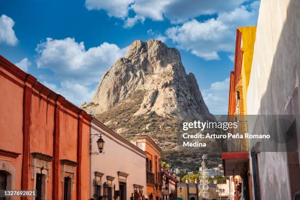 bernal pesa - ville de queretaro photos et images de collection