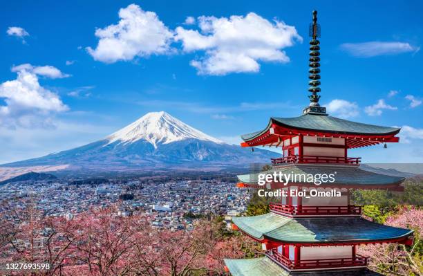 mt fuji schneebedeckte und die chureito pagode, fujiyoshida, japan - mt fuji stock-fotos und bilder