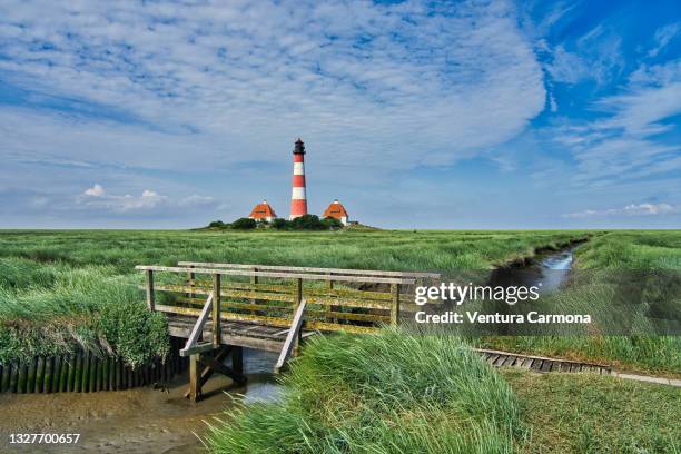 the westerheversand lighthouse, germany - westerhever vuurtoren stockfoto's en -beelden