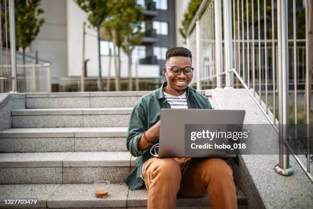 uso de la computadora portátil para estudiar al aire libre - elearning man fotografías e imágenes de stock