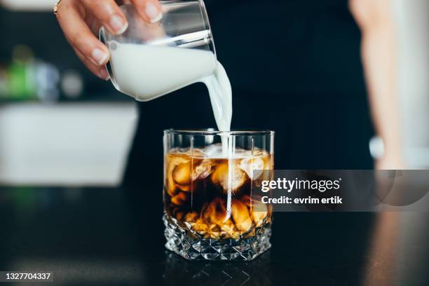 ice latte zu hause zubereiten - mokka eis stock-fotos und bilder