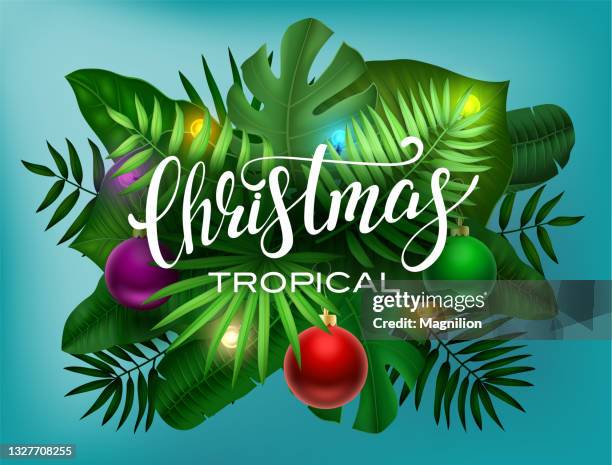 sommerweihnacht, tropische blätter mit weihnachtsschmuck und girlanden - tropisches muster stock-grafiken, -clipart, -cartoons und -symbole