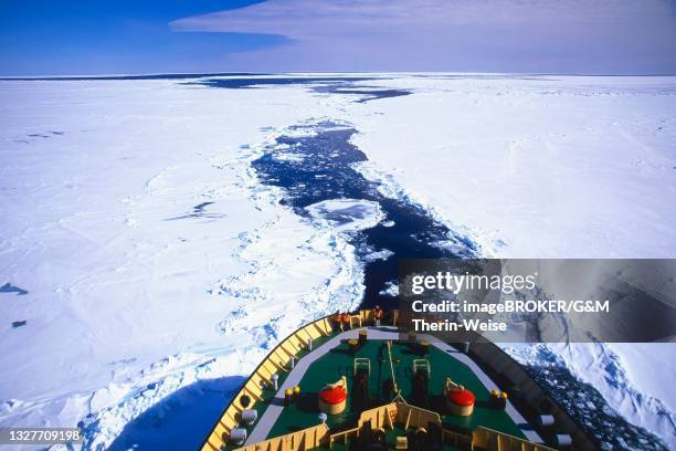 russian icebreaker kapitan khlebnikov making its way in the frozen sea near atka iceport or atka bay, weddell sea - weddell sea - fotografias e filmes do acervo