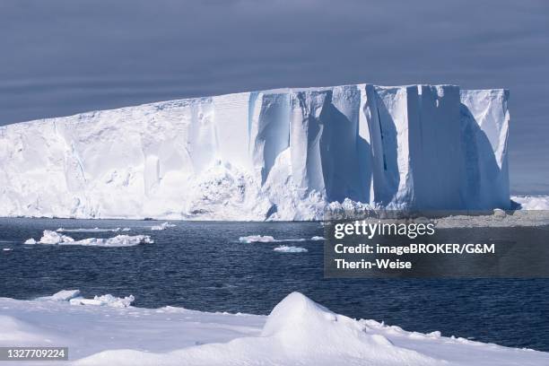 icebergs at riiser-larsen ice shelf, queen maud land coast, weddell sea - weddell sea - fotografias e filmes do acervo