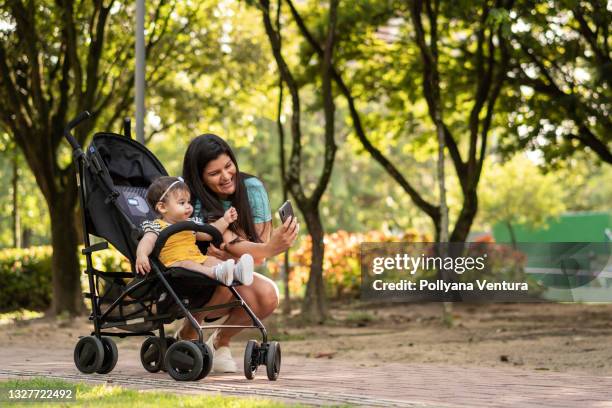 mãe fazendo selfie com sua filha bebê - praça - fotografias e filmes do acervo