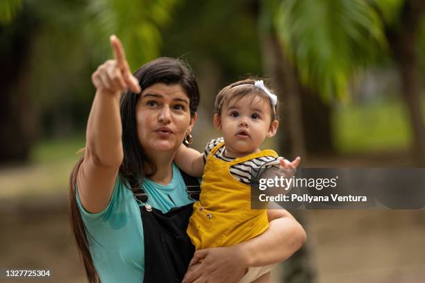 mother daughter pointing and looking - baby hand signal stock pictures, royalty-free photos & images