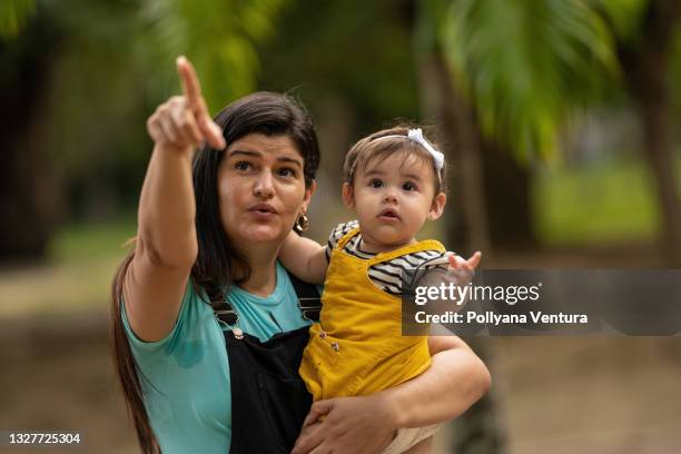 mãe filha apontando e olhando - baby pointing - fotografias e filmes do acervo