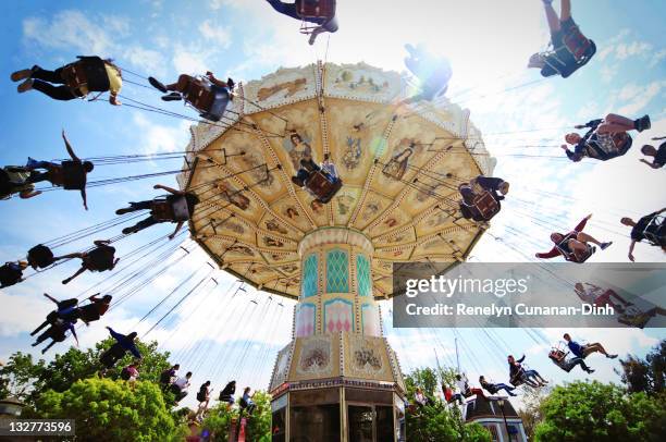 swings ride at great america amusement park - santa clara county california foto e immagini stock