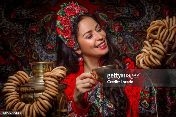 russische königin mit samowar und brezeln - samowar stock-fotos und bilder
