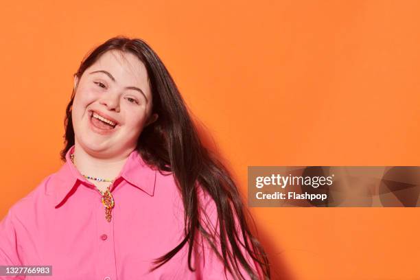 close up portrait of young woman laughing - downsyndrom stock-fotos und bilder