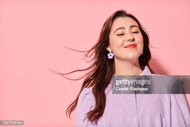 portrait of confident, happy young woman - rosa color bildbanksfoton och bilder