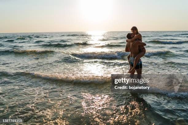 vacaciones románticas a orillas del mar - couple lust fotografías e imágenes de stock