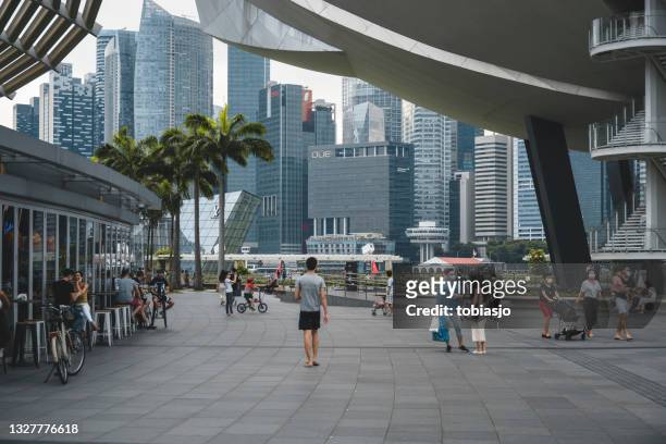 marina bay promenade walk in singapore - singapore imagens e fotografias de stock