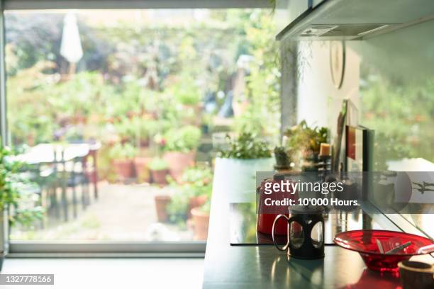 tidy modern kitchen worktop - porte d'accès à la terrasse photos et images de collection