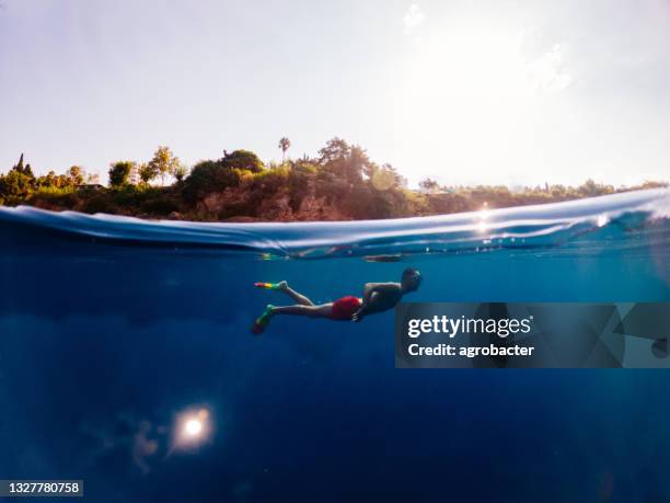 man diving undersea - snorkel reef stock pictures, royalty-free photos & images