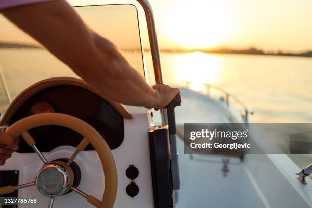 vie en bateau - motor boat photos et images de collection