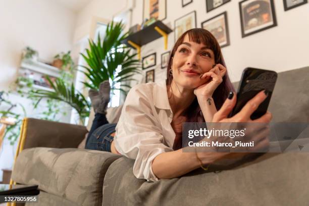 Junge Frau Mit Smartphone, Stock-Foto
