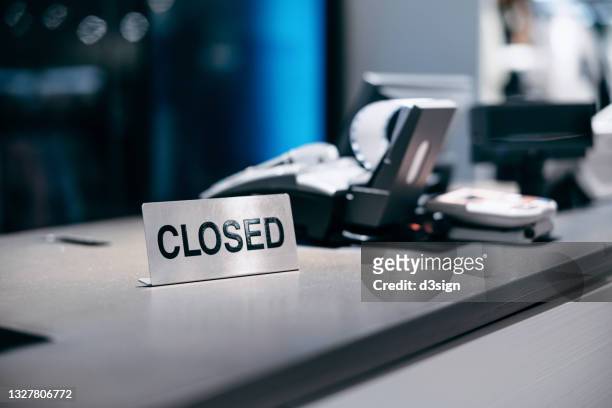 closed sign on checkout counter, store cashier counter not in service - closed foto e immagini stock