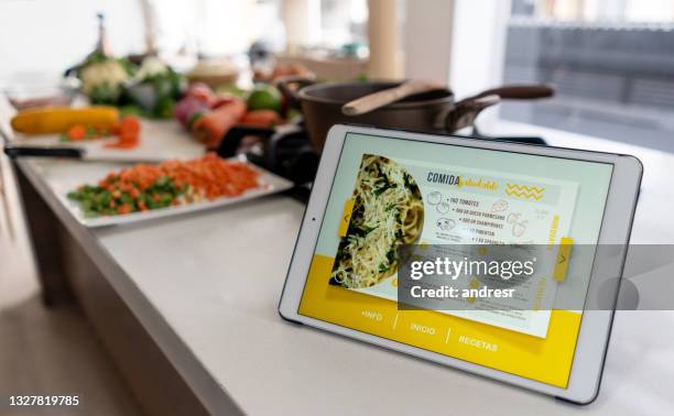 kochrezept auf einem tablet-computer - kochbuch stock-fotos und bilder