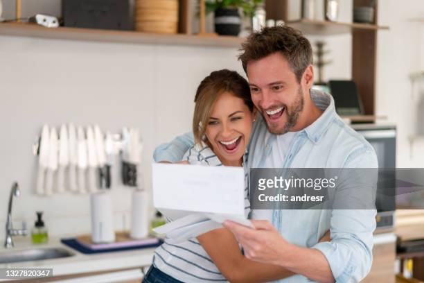 excited couple getting good news in the mail - good news 個照片及圖片檔