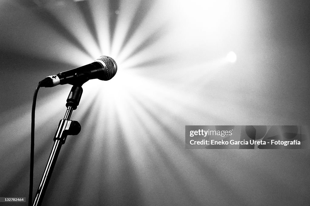 Microphone with beams of light