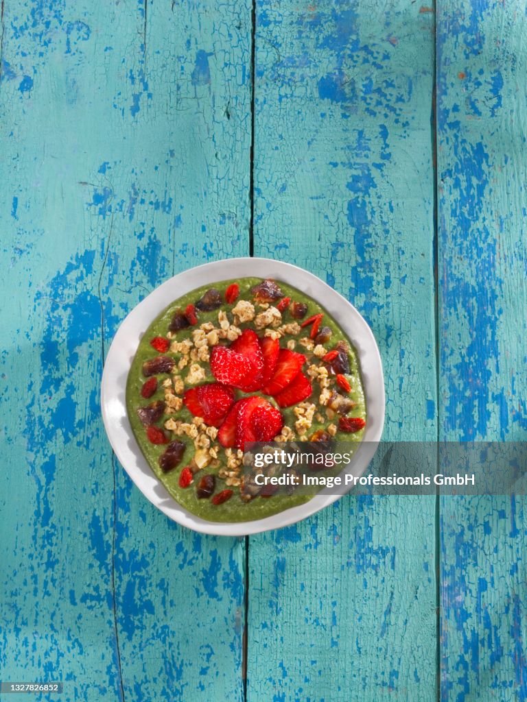 Avocado, kale and banana smoothie bowl