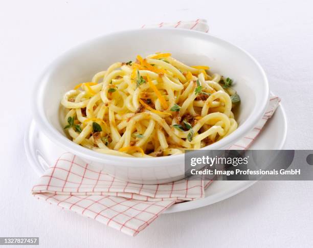 troccoli con acciughe e arancia (italian paata with anchovies and orange) - arancia fotografías e imágenes de stock