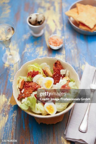 a lettuce salad with boiled eggs, bacon and spicy croutons - butterhead lettuce - fotografias e filmes do acervo