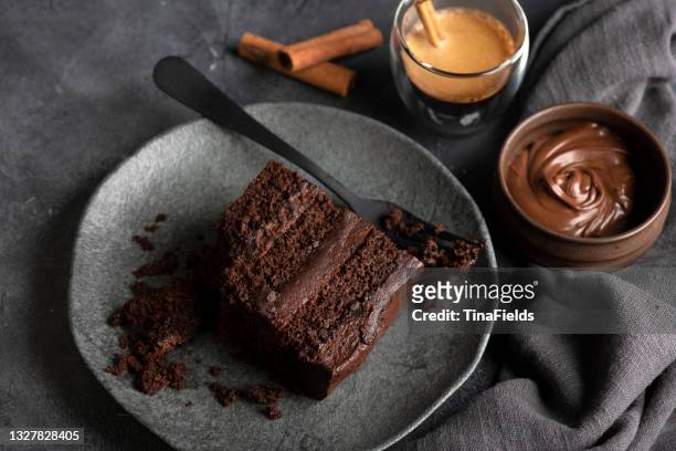 ケーキのおいしいスライス。 - チョコレートケーキ ストックフォトと画像