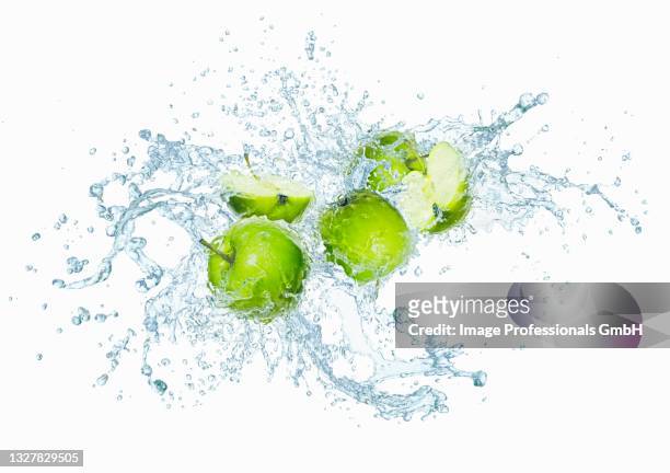 green apples with water splash - apple water splashing stock pictures, royalty-free photos & images