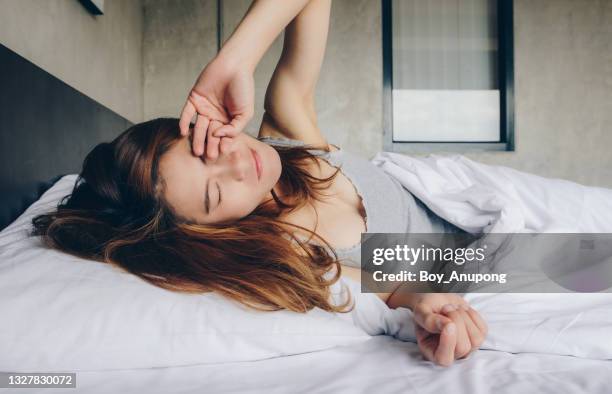 portrait of sleepless asian woman waking up in the morning. - good morning fotografías e imágenes de stock