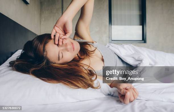 portrait of sleepless asian woman waking up in the morning. - réveil matin photos et images de collection