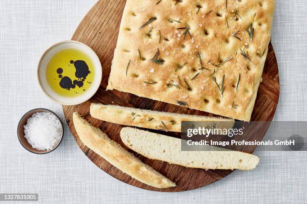 focaccia with salt and rosemary - fougasse photos et images de collection