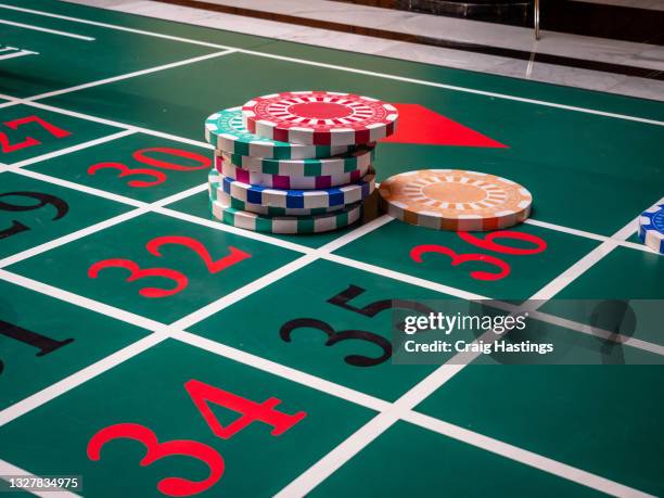 extreme close up macro shot of casino roulette table with gambling chip. game of chance where luck and risk are the best winning strategy. - roleta, jogos - fotografias e filmes do acervo