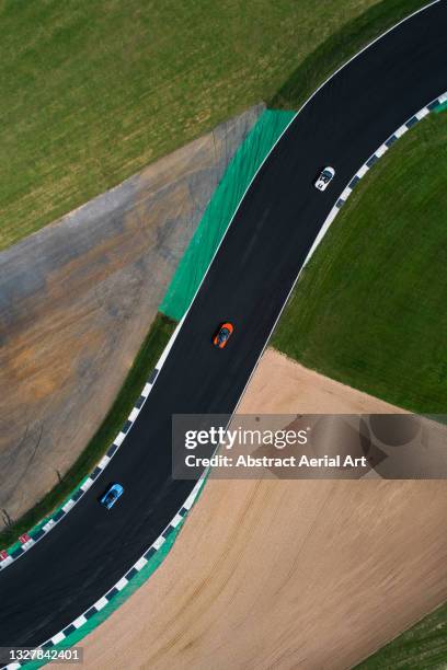 aerial shot looking down on a sports car race, silverstone, united kingdom - circuit automobile fotografías e imágenes de stock