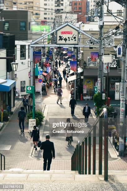 yanakaginza (谷中ぎんざ) shitamachi (下町) retro style shopping district in tokyo (東京) japan - 東京 imagens e fotografias de stock