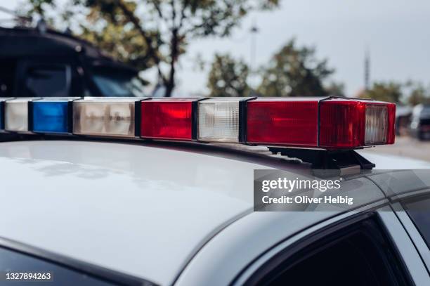 emergency lights on a us police car - police photos et images de collection