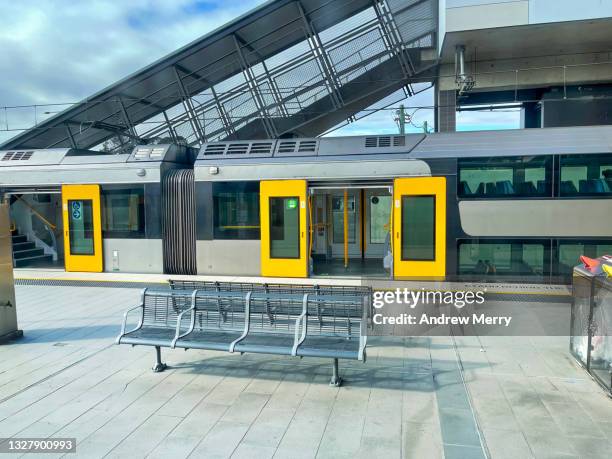 empty train station, south west sydney, lockdown covid-19 - wagon photos et images de collection