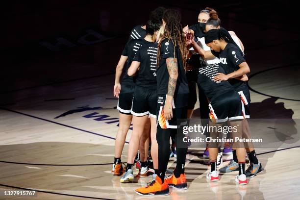 Diana Taurasi of the Phoenix Mercury leans into the huddle with teammates Brittney Griner, Sophie Cunningham, Skylar Diggins-Smith and Kia Nurse...