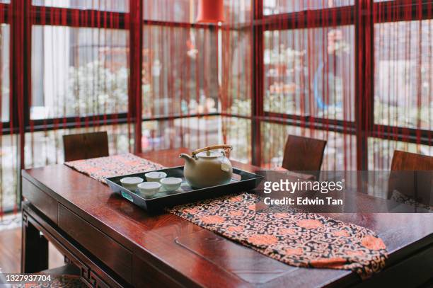 本格的な中国文化の国内木製ダイニングテーブル(中国茶ポット、ティーカップ付) - 中国茶 ストックフォトと画像