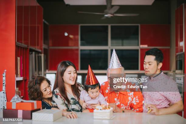 chinesische mehrgenerationen-familienfeier geburtstagsfeier zu hause mit geburtstagskerze für großvater-enkel - chinese birthday stock-fotos und bilder