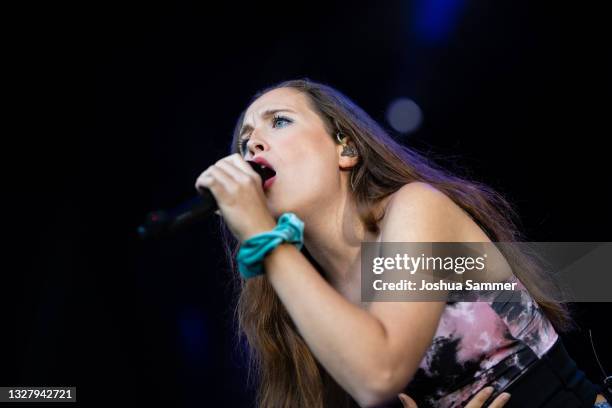 Alice Merton performs live on stage during the 1LIVE Festivalsommer at Waldfreibad Walbeck on July 09, 2021 in Geldern, Germany.