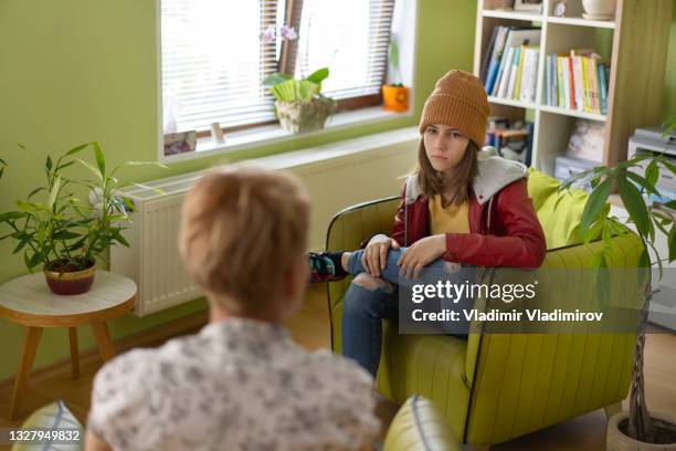 unglückliches junges mädchen beim psychologen - child mental health wellness stock-fotos und bilder