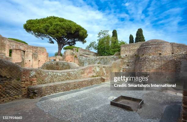 old roman domus patio in ostia antica in the outskirts of rome, lazio, italy - antica roma stock-fotos und bilder