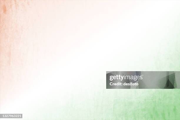 eine horizontale künstlerische vektorillustration von dreifarbig verblassten marmorwänden strukturierte diagonale bänder, safran oder orange, weiße und grüne farben - indische flagge stock-grafiken, -clipart, -cartoons und -symbole