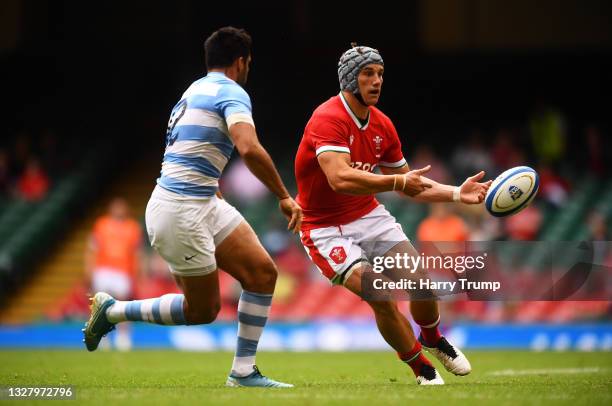 Jonathan Davies of Wales releases the ball whilst under pressure from Jeronimo de la Fuente of Argentina during the International Friendly match...