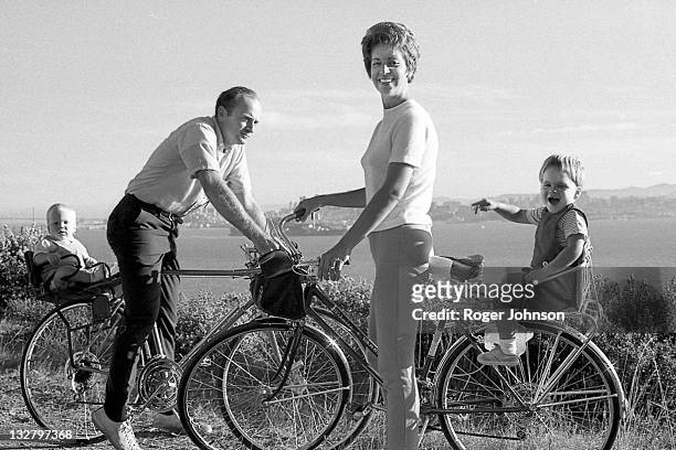 bicycle family outing - archival stock-fotos und bilder