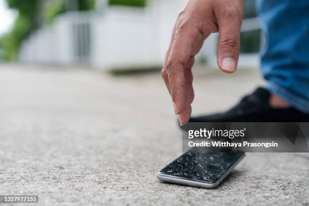 man dropped smart phone on road - broken heel photos et images de collection