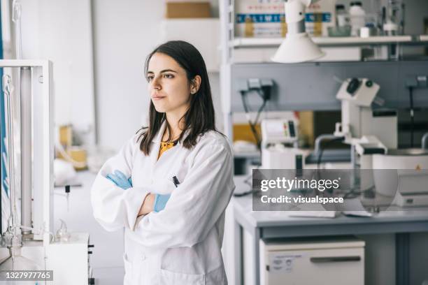 porträt einer wissenschaftlerin im labor - wegsehen stock-fotos und bilder