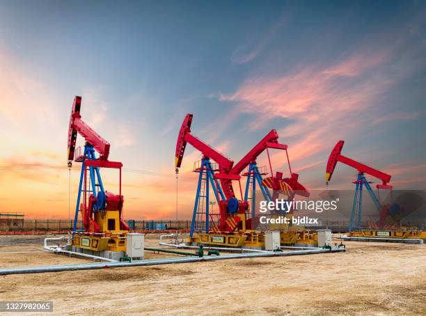oil pump, oil industry equipment - crude oil stock pictures, royalty-free photos & images